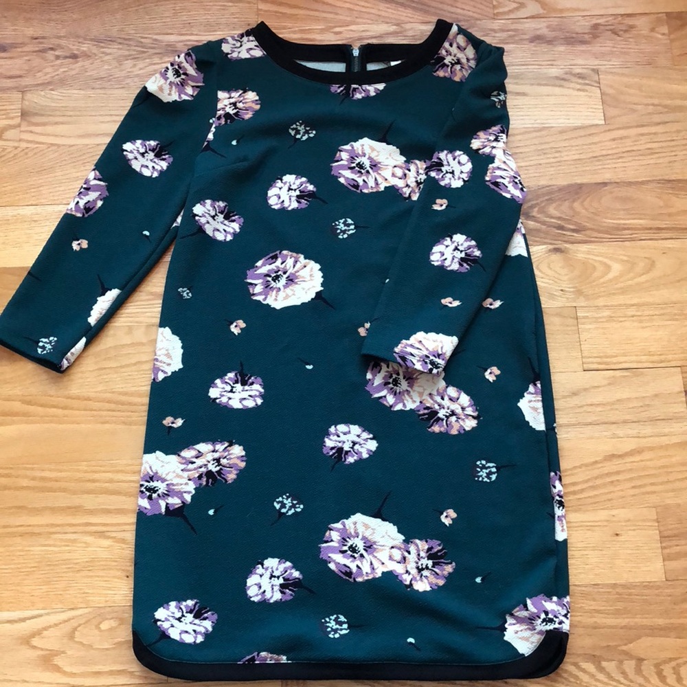Jersey fabric floral dress with 3/4 sleeves.